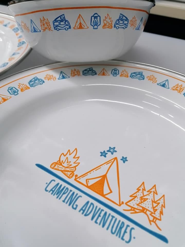 Vajilla esmalte en blanco, naranja y azul para 2 personas camping autocaravana 2