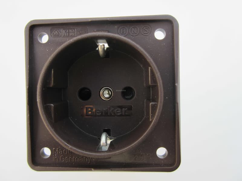 Enchufe Berker marron electricidad  - 321237 - Eurotete
