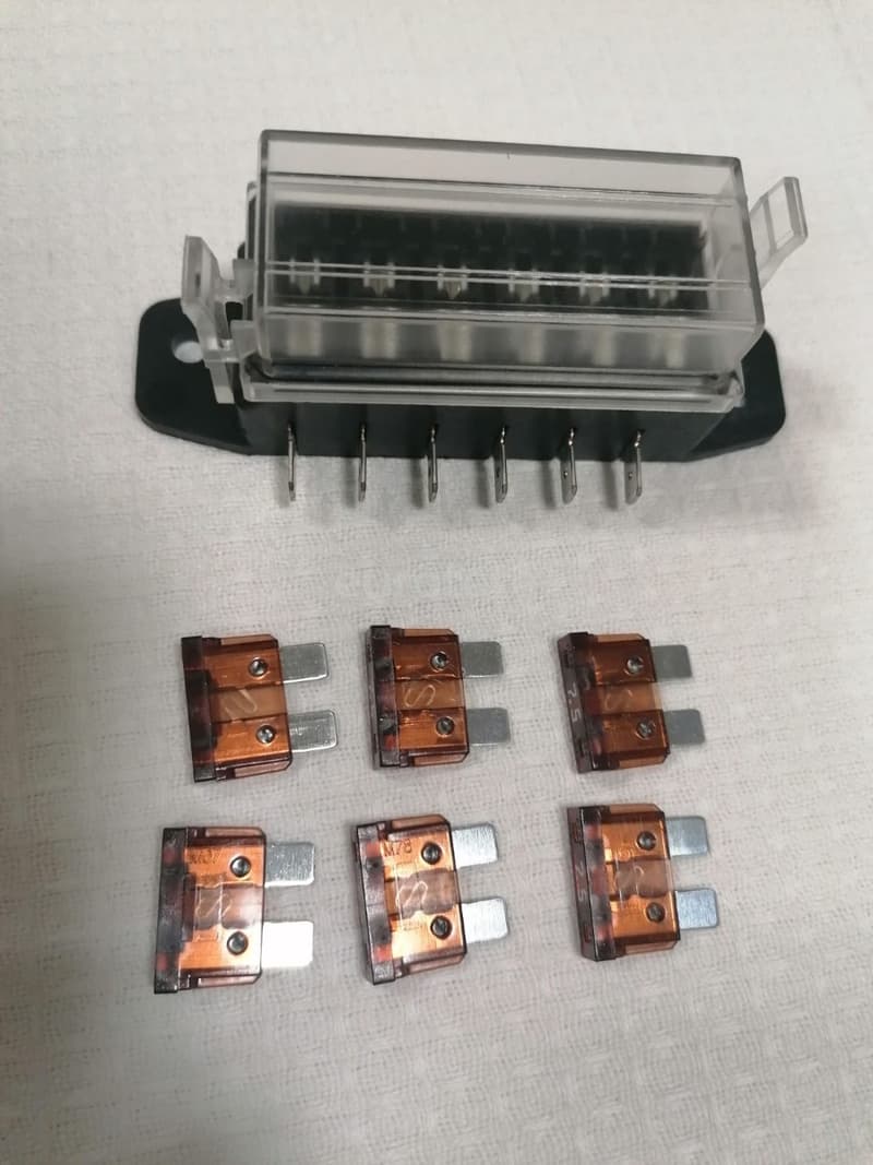 Portafusibles con 6 fusibles 7.5 amperios 